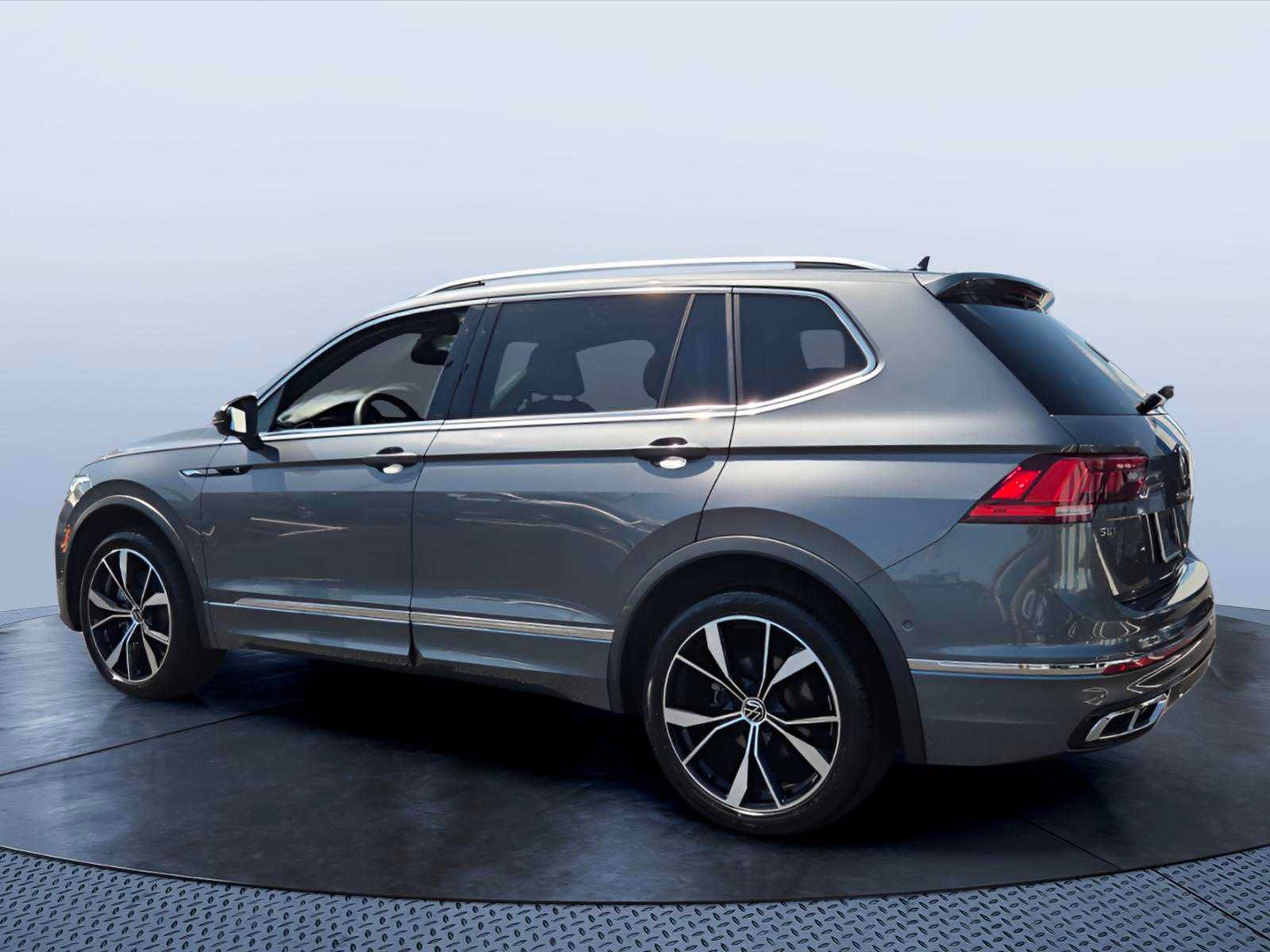 Used 2022 Volkswagen Tiguan SEL R-Line AWD/4WD image 4