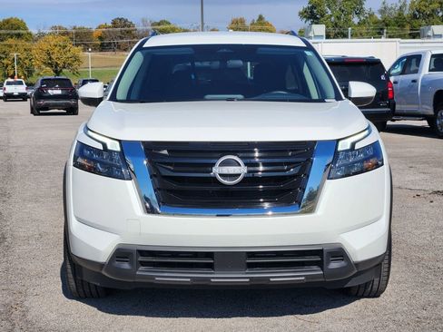 Used 2025 Nissan Pathfinder SV image 2