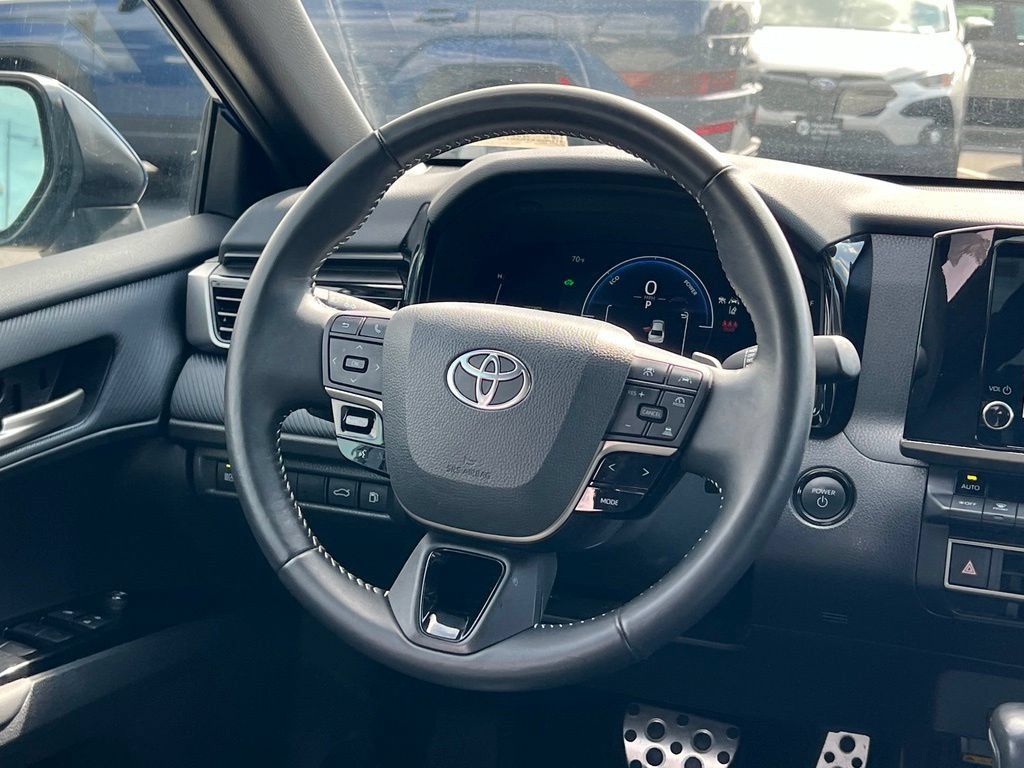 Used 2025 Toyota Camry SE FWD image 12