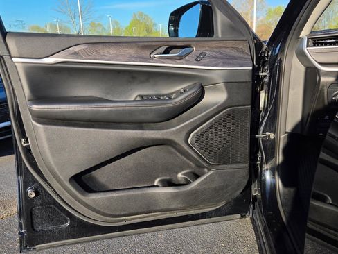 Used 2023 Jeep Grand Cherokee Limited w/ Black Appearance Package image 12