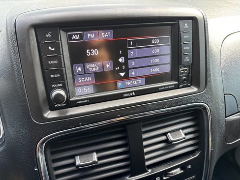 Used 2018 Dodge Grand Caravan SE w/ UConnect Hands-Free Group image 25