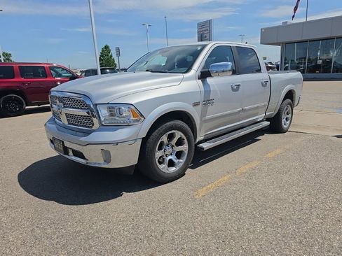 Used 2018 RAM 1500 Laramie AWD/4WD image 3