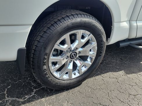 Used 2024 Nissan Titan SV w/ SV Convenience Package image 7