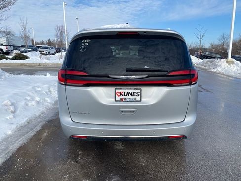 Used 2024 Chrysler Pacifica Touring-L image 4