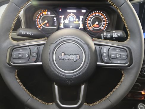 Used 2024 Jeep Wrangler Willys AWD/4WD image 34