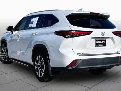 Used 2022 Toyota Highlander XLE FWD image 11