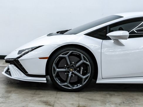 Used 2023 Lamborghini Huracan Tecnica image 13