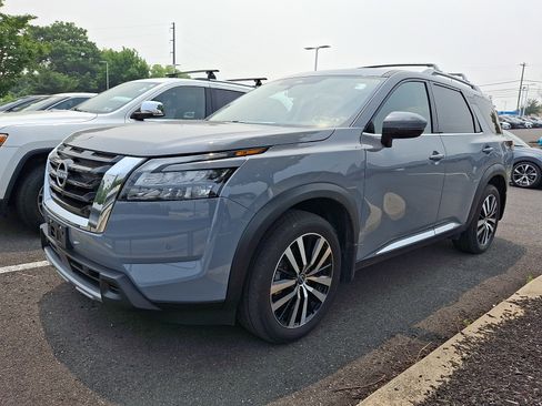 Used 2025 Nissan Pathfinder Platinum AWD/4WD image 2