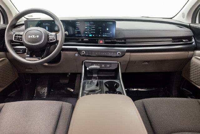 Used 2025 Kia Carnival LX FWD image 29
