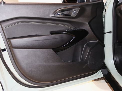 Used 2025 Chevrolet Trax ACTIV w/ Sunroof Package FWD image 33