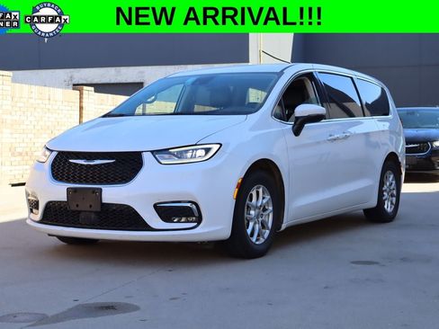 Used 2023 Chrysler Pacifica Touring-L FWD image 1