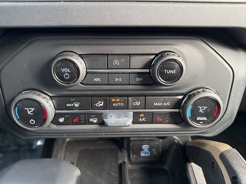 Used 2025 Ford Bronco Badlands image 32