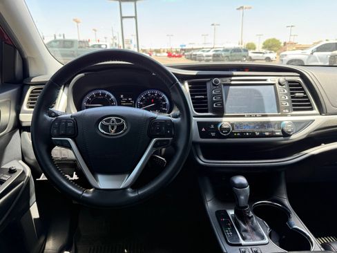 Used 2019 Toyota Highlander SE AWD/4WD image 15
