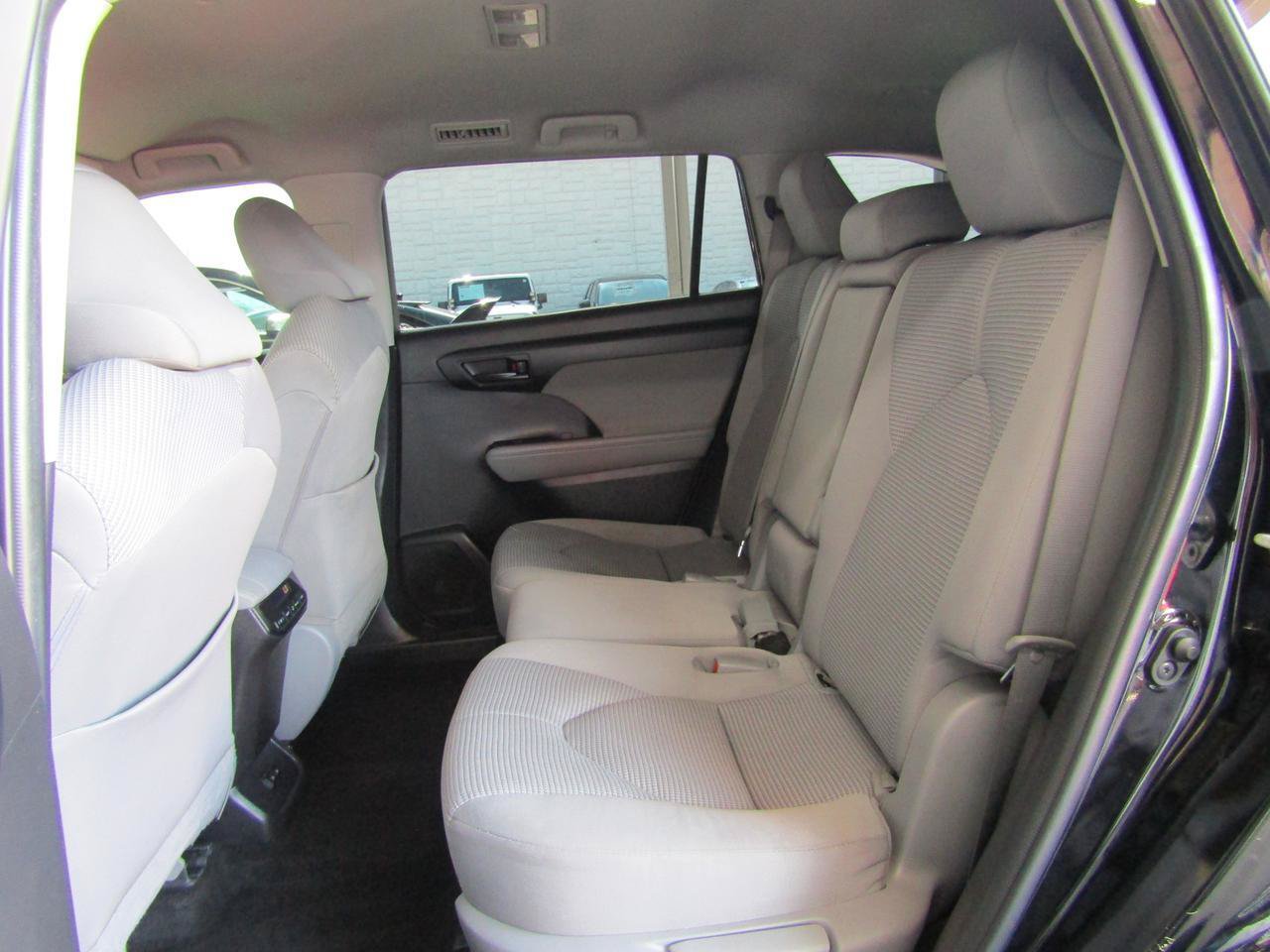 Used 2022 Toyota Highlander L FWD image 9