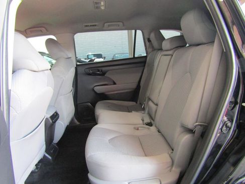 Used 2022 Toyota Highlander L FWD image 9