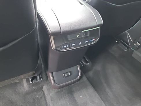 Used 2021 Toyota Highlander XLE AWD/4WD image 29