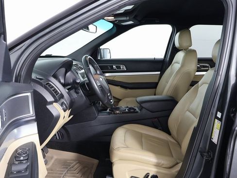 Used 2017 Ford Explorer XLT w/ Equipment Group 202A image 9