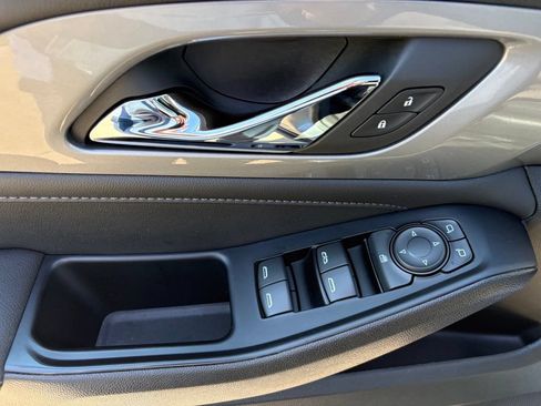 Used 2023 Chevrolet Traverse LT FWD image 14