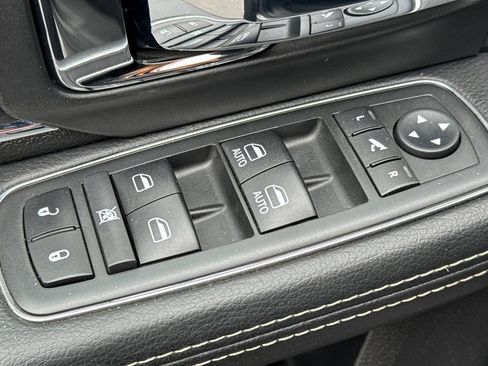 Used 2019 RAM 1500 Laramie w/ Convenience Group AWD/4WD image 11