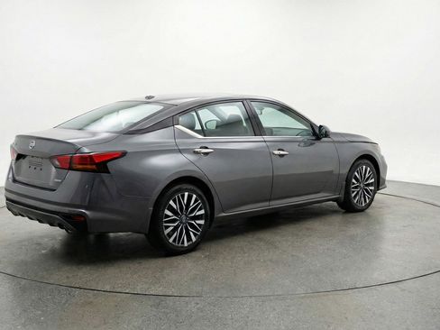 Used 2025 Nissan Altima 2.5 SV image 9