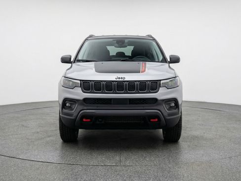 Used 2025 Jeep Compass Trailhawk AWD/4WD image 2