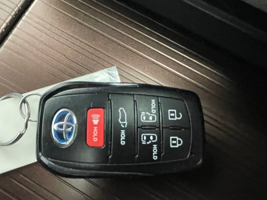 Used 2023 Toyota Sienna XLE FWD image 33