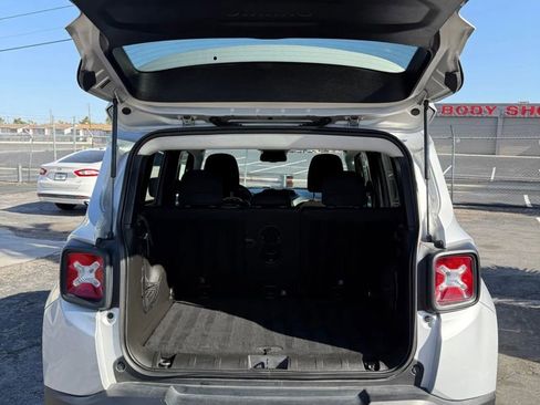 Used 2018 Jeep Renegade Latitude w/ Popular Equipment Group image 21