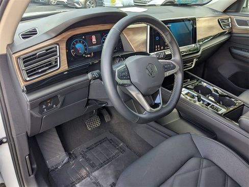 Used 2025 Volkswagen Atlas SE image 13