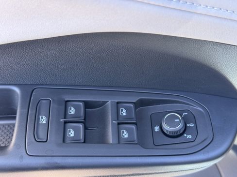 New 2025 Volkswagen Taos SE image 16