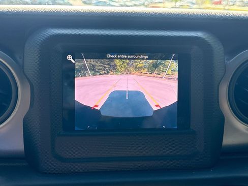 Used 2021 Jeep Gladiator Willys image 25