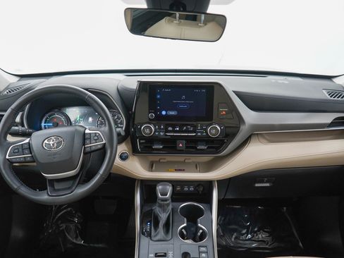 Used 2025 Toyota Highlander XLE AWD/4WD image 13