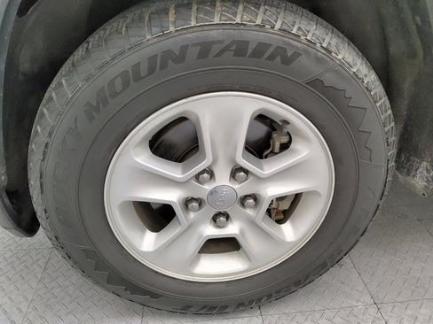 Used 2017 Jeep Grand Cherokee Laredo RWD image 31