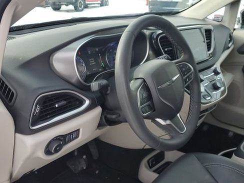 Certified 2024 Chrysler Pacifica Touring-L image 7