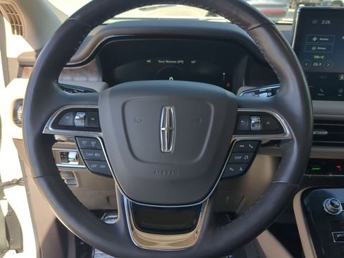 Used 2022 Lincoln Nautilus Reserve image 13