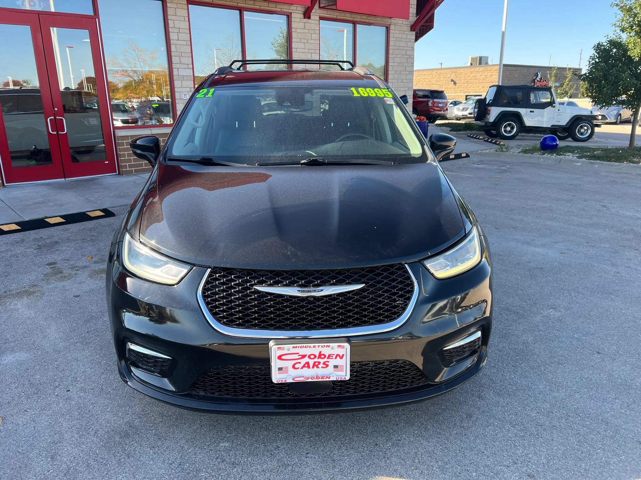 Used 2021 Chrysler Pacifica Touring-L FWD image 2