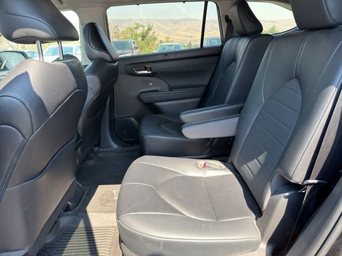 Used 2023 Toyota Highlander XLE AWD/4WD image 14