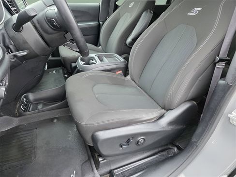 Used 2020 Chrysler Pacifica Touring w/ S Appearance Package image 21