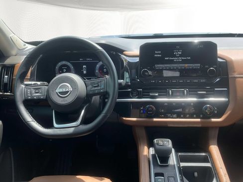 Used 2025 Nissan Pathfinder Platinum FWD image 13