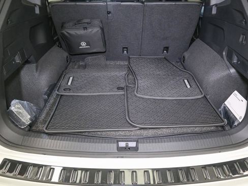 Certified 2024 Volkswagen Tiguan SE R-Line image 16