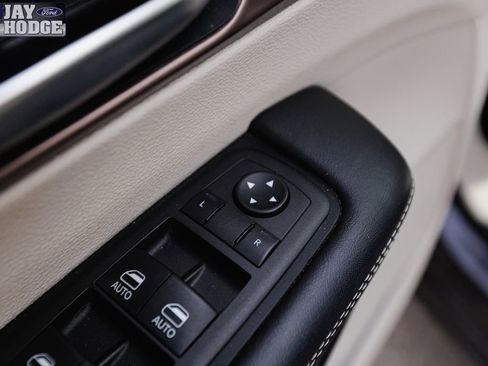 Used 2023 Chrysler Voyager LX image 30