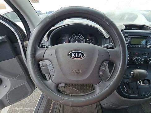 Used 2009 Kia Sedona LX image 16