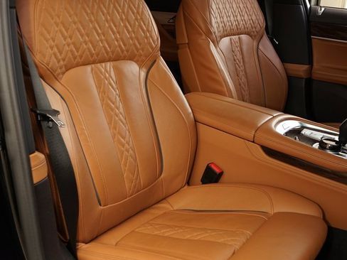 Used 2022 BMW 750i xDrive w/ Executive Package image 10