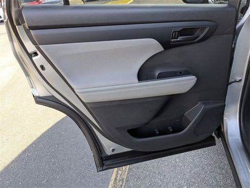 Used 2023 Toyota Highlander LE image 33