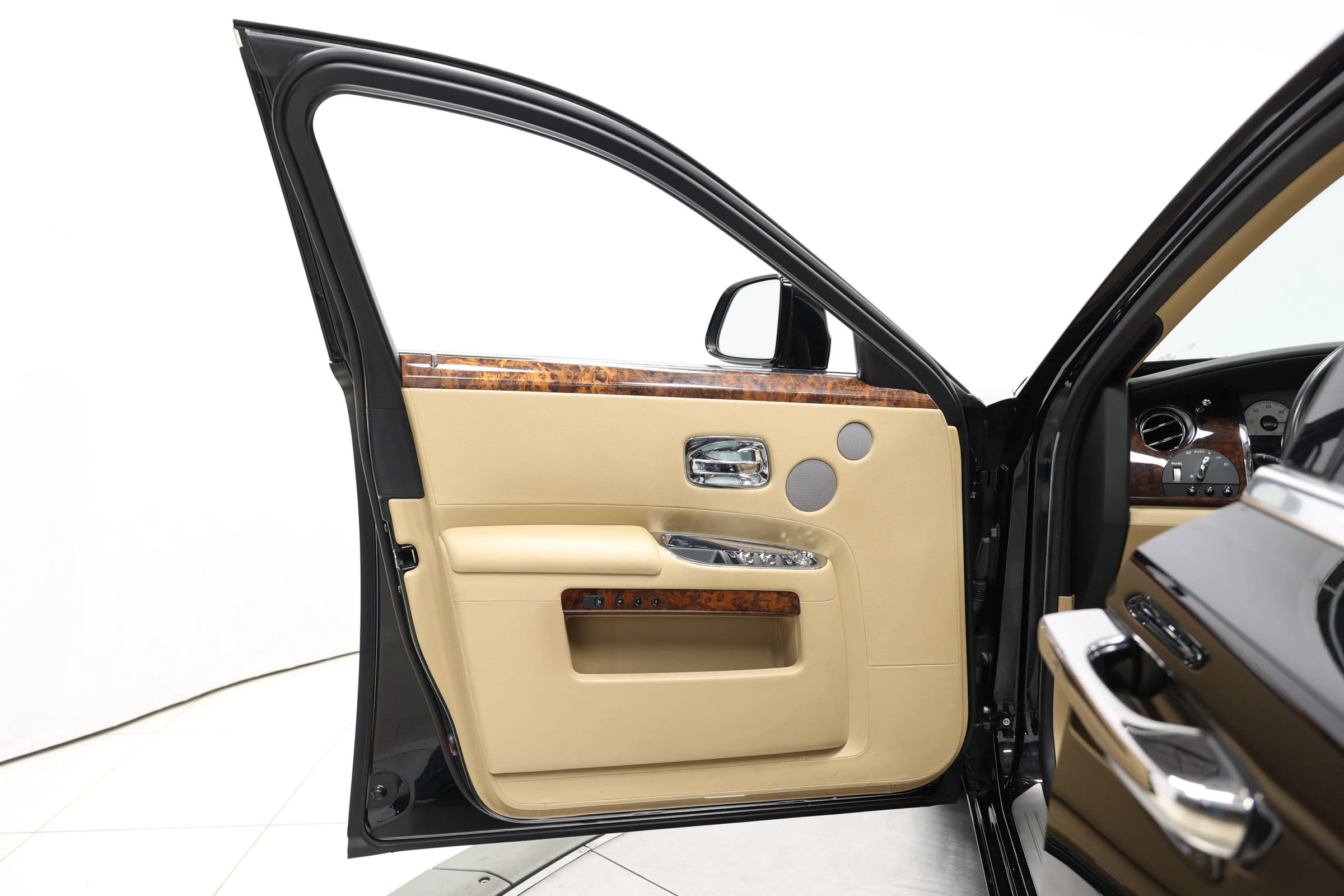 Used 2015 Rolls-Royce Ghost RWD image 12