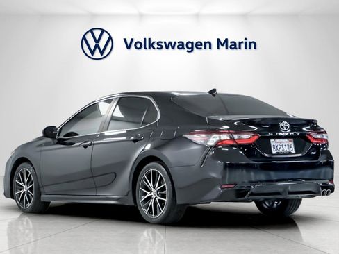 Used 2021 Toyota Camry SE image 3