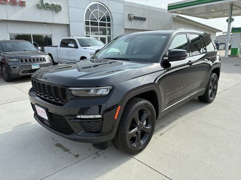 Used 2023 Jeep Grand Cherokee Limited w/ Black Appearance Package AWD/4WD image 4