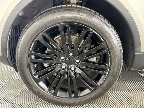 Used 2017 Land Rover Discovery First Edition AWD/4WD image 36