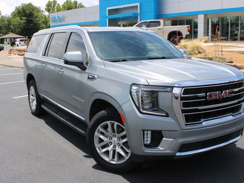 Used 2023 GMC Yukon XL SLT w/ SLT Premium Package AWD/4WD image 2