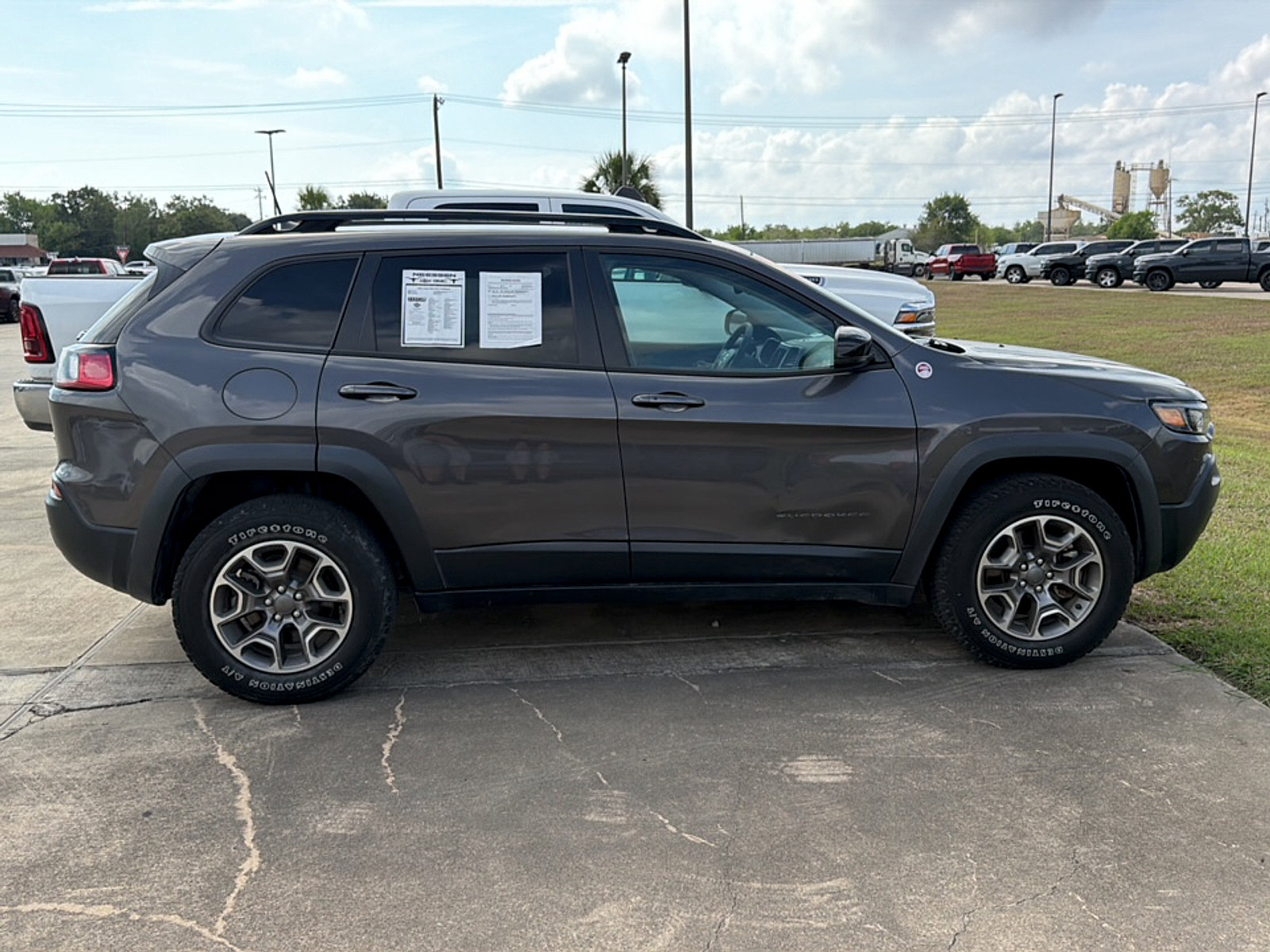 Used 2022 Jeep Cherokee Trailhawk AWD/4WD image 7