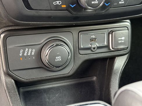 Used 2023 Jeep Renegade Latitude image 24